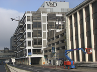 906075 Gezicht op gebouwen aan de Rijnkade te Utrecht, met links het gebouw van warenhuis V&D (Vroom en Dreesmann, ...